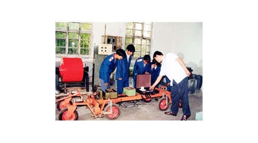 實驗指導(dǎo)教師給學(xué)生演示平整度儀操作工程