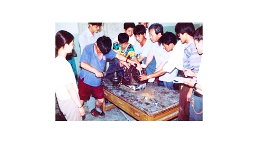 教師指導(dǎo)學(xué)生做后橋調(diào)整實驗