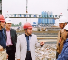       圖為學(xué)院畢業(yè)生韋世國副局長（左一）、學(xué)院畢業(yè)生九泰公司 總經(jīng)理關(guān)和平（中）在施工現(xiàn)場