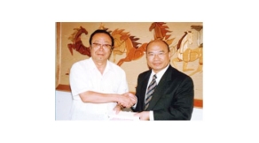 原院長(zhǎng)哈忠義與香港明愛(ài)成人高等教育代表團(tuán)團(tuán)長(zhǎng)楊鳴章互贈(zèng)禮品