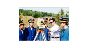 實習(xí)指導(dǎo)教師給學(xué)生講解全站儀操作過程