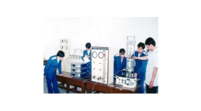 實驗教師指導(dǎo)學(xué)生進(jìn)行三軸實驗