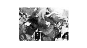 建校初期汽車系學(xué)生在工廠進(jìn)行生產(chǎn)實習(xí)   